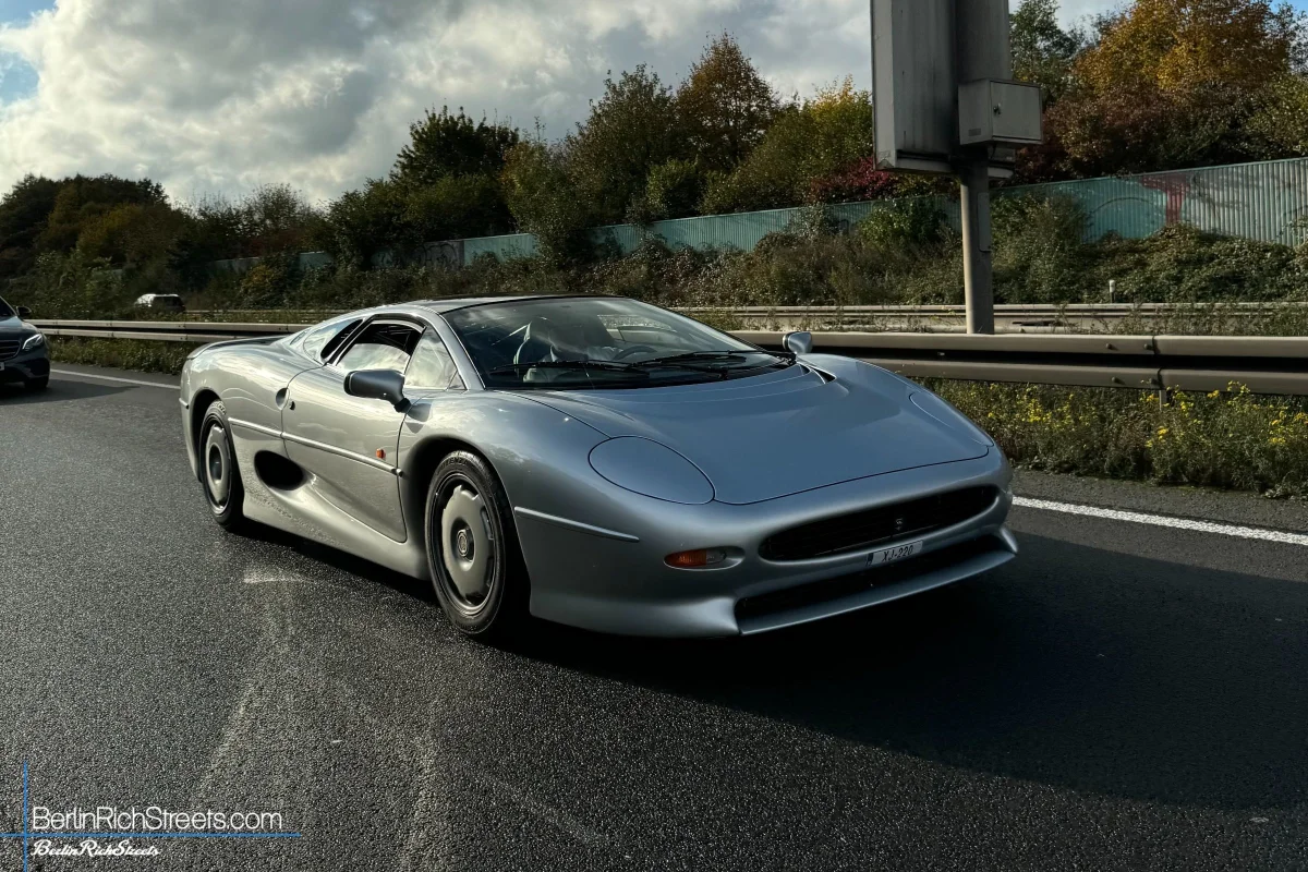 Jaguar XJ220 spotted in Hagen — BerlinRichStreets