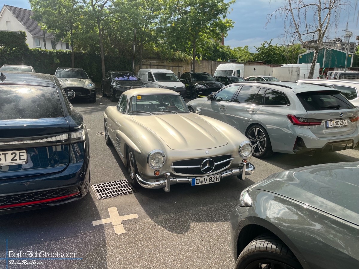 Mercedes-Benz 300SL spotted in Düsseldorf — BerlinRichStreets